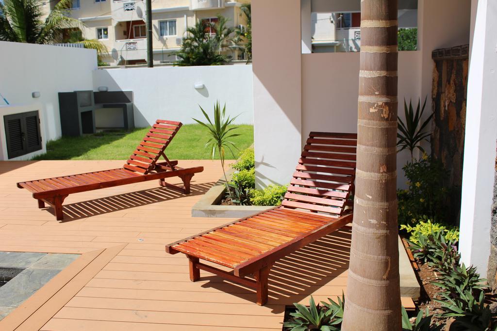 Flic En Flac Beach Penthouse Exterior photo